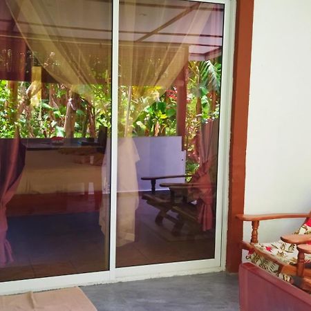 Dan Zoranz Self Catering Guest House ラ・ディーグ島 エクステリア 写真